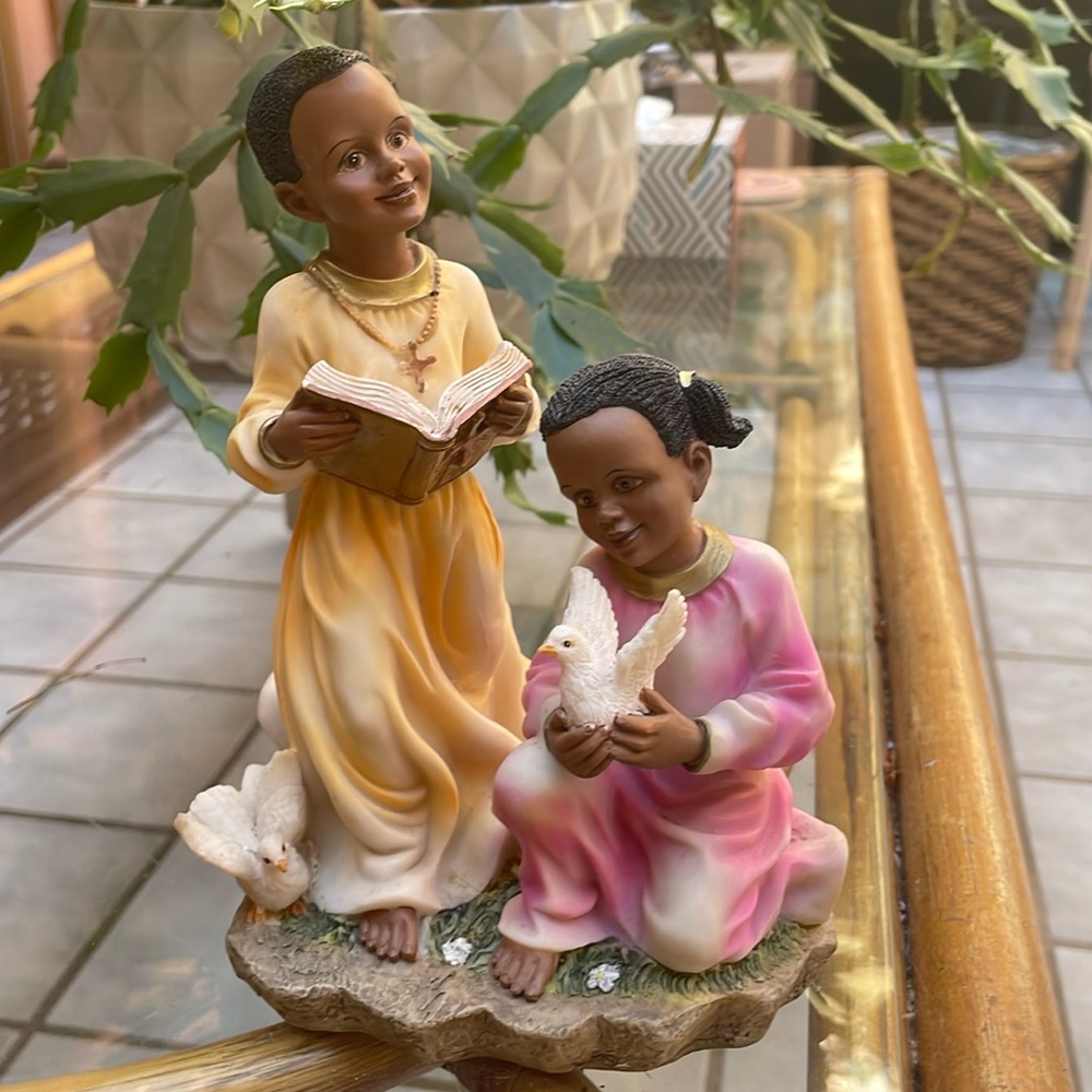 Older brother and little sister prayer sculpture